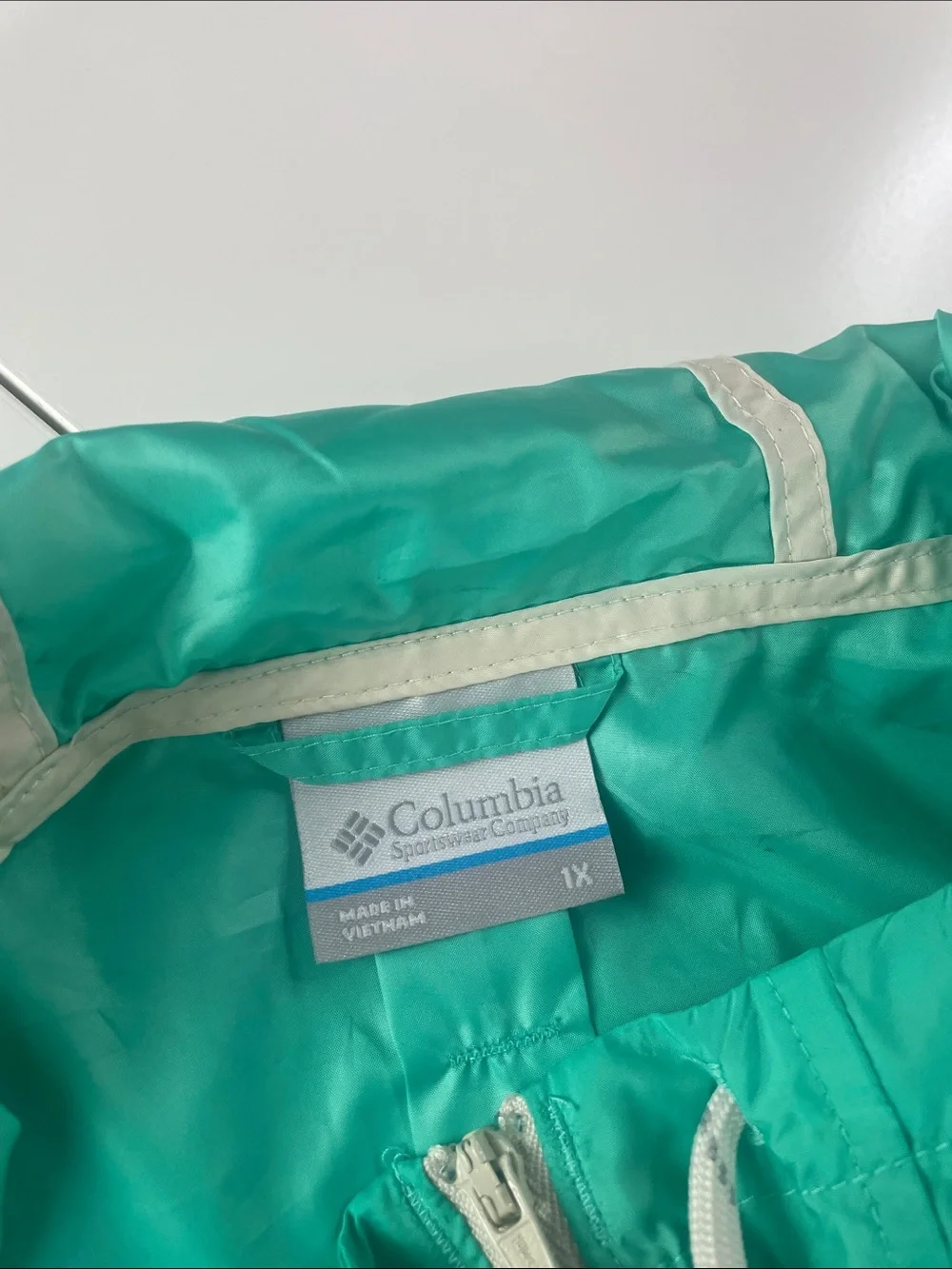 Columbia lightweight windbreaker